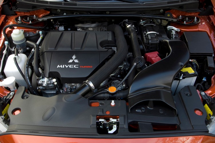 Pod maską dwulitrowy, turbodoładowany silnik, którego 240 KM teleportuje auto w 7 sekund poza granicę 100 km/h