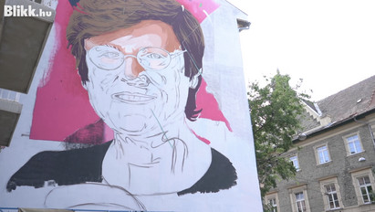 Politikus vagy énekes – Karikó Katalint felfestették egy budapesti tűzfalra: ezt mondták a járókelők, amikor fel akartuk ismertetni – videó