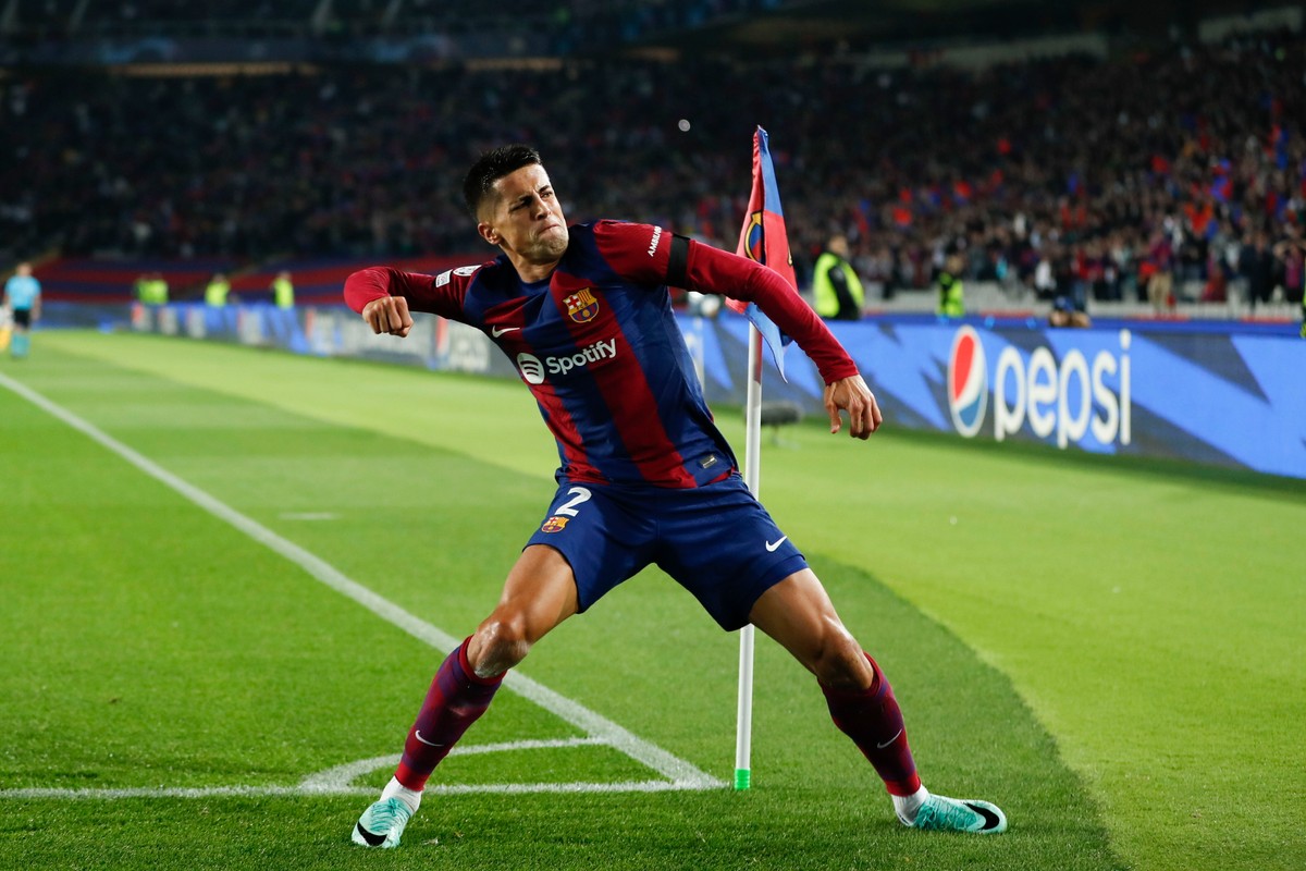Joao Cancelo cieszy się ze strzelonego gola w meczu Ligi Mistrzów przeciwko FC Porto
