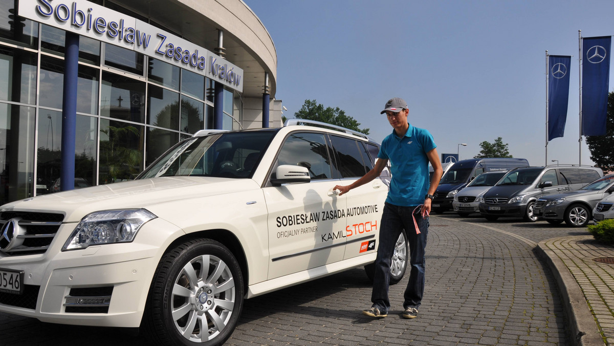 Kamil Stoch, najlepszy obecnie polski skoczek narciarski, odebrał nowy samochód. W środę skoczek dostał w Krakowie kluczyki do Mercedesa-Benza GLK 220 CDI, który sponsor przekazał mu w użytkowanie na 12 miesięcy.