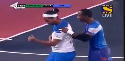 Ronaldinho zdobywa pięć bramek w... Indiach. WIDEO