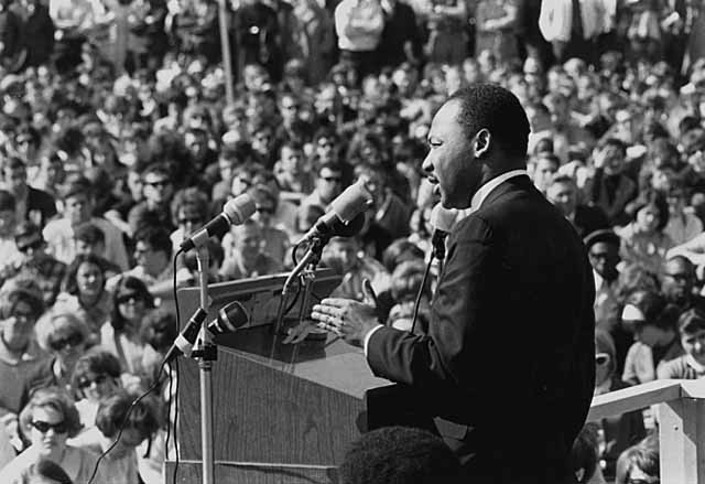 Martin Luther King przemawia na wiecu przeciwko wojnie w Wietnamie. Kampus uniwersytetu stanowego Minnesoty, St. Paul, USA, kwiecień 1967 r.