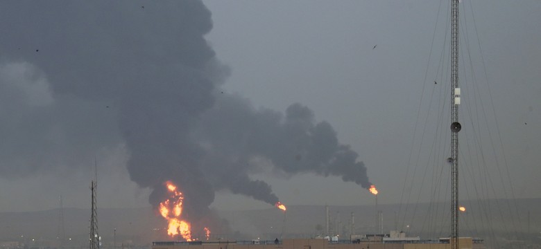 Potężny pożar rafinerii w Teheranie. Kłęby dymu widoczne z 20 kilometrów