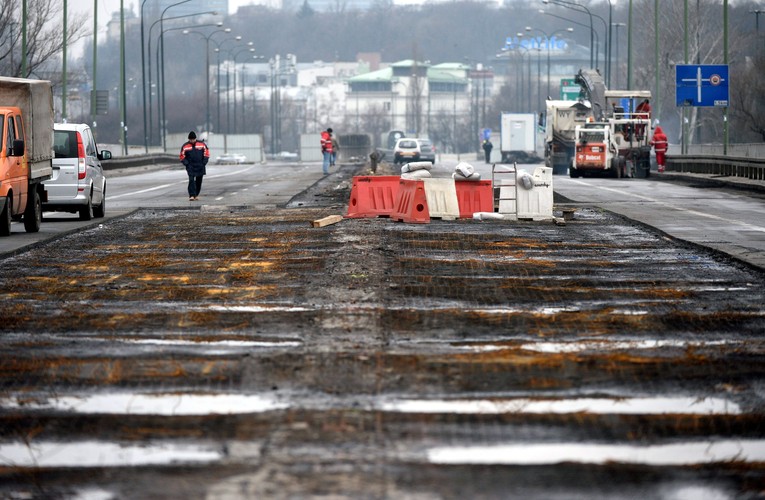 Na zdjęciu: Prace przy zdejmowaniu nawierzchni na moście Łazienkowskim w Warszawie<br><br>fot.  (zuz) PAP/Bartłomiej Zborowski