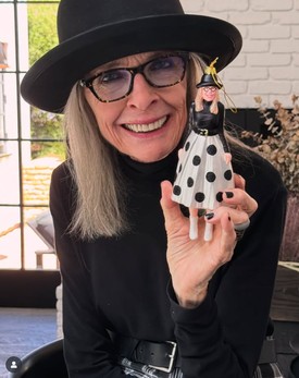 Saját magáról legutoljára tavaly decemberben posztolt. A kezében egy róla mintázott karácsonyfadíszt tart. 