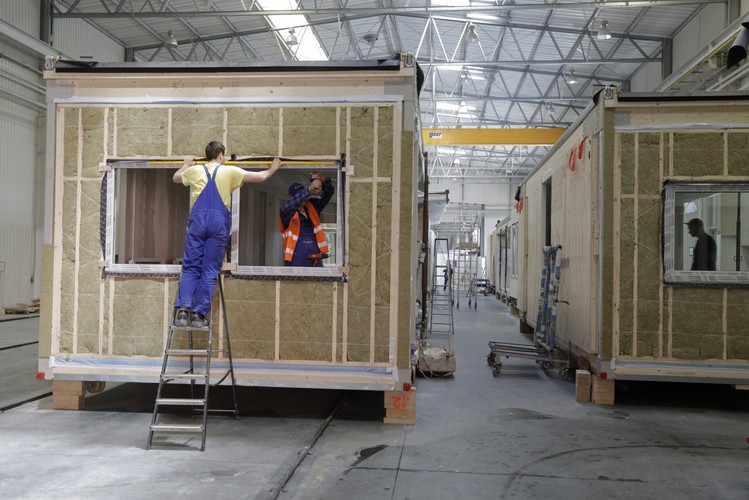 W związku z rozbudową i planami zwiększenia produkcji Unihouse planuje także zwiększenie zatrudnienia. Obecnie w firmie pracuje około 1000 osób. Po uruchomieniu załoga może się zwiększyć o kolejne 150 osób.
<br><br>
fot. (nlat) PAP/Artur Reszko