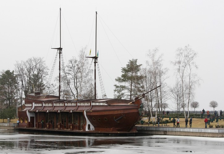 Na nabrzeżu tzw. kijowskiego morza (sztucznego jeziora na Dnieprze, nad którym leży Meżyhirja) stoi kilkunastometrowej długości statek, a w garażu – dziesiątki zabytkowych pojazdów. By Wiktor Fedorowycz nie musiał wyjeżdżać zza bram pałacu, na jego terenie dysponował nawet własną stacją benzynową.