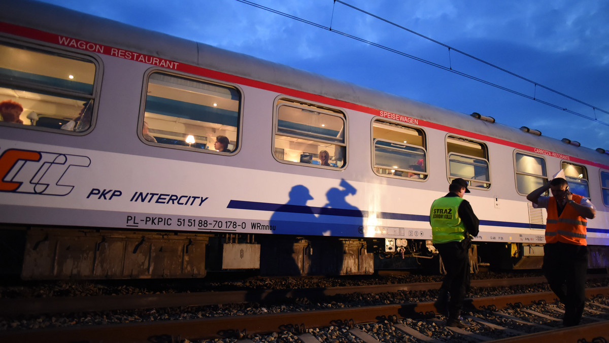 Dwóch podróżnych zostało lekko rannych po zderzeniu w piątek wieczorem ciężarówki i pociągu TLK Warszawa-Katowice. Po wypadku składy są kierowane na objazdy – poinformowało PKP PLK.