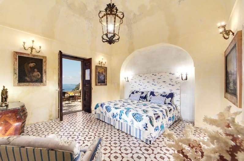 Il y a huit chambres au total.