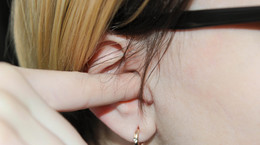 Dlaczego uszy swędzą? Lekarze podają sześć najczęstszych powodów 