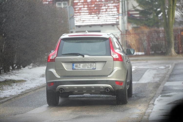 Sławomir Nowak sfotografowany za kierownicą nowego volvo XC60