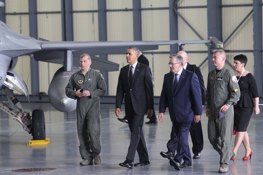 Barack Obama prezydent USA i Bronisław Komorowski, prezydent Polski wizytują bazę myśliwców F-16 w Polsce.