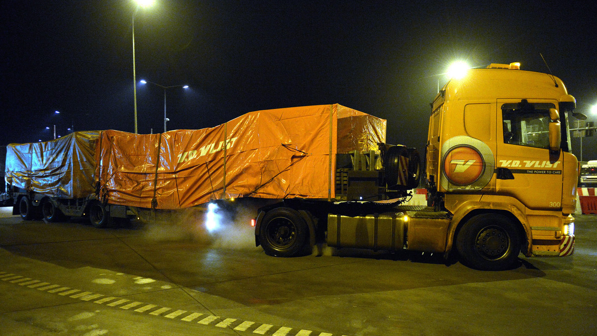 Dwa konwoje ciężarówek przewożące szczątki Boeinga 777 malezyjskich linii lotniczych, który w lipcu został zestrzelony w okolicach ukraińskiego Doniecka, dotarły w niedzielę do województwa dolnośląskiego. W nocy mają ruszyć w kierunku granicy z Niemcami.
