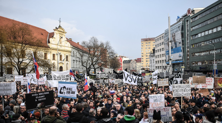 A fiatal pár halála után tüntetéssorozat kezdődött Szlovákiában. /Fotó: MTI EPA Christian Bruna