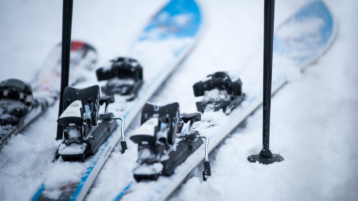 30 cm śniegu i czynny wyciąg narciarski. Choć w Beskidach utrzymują się sierpniowe upały, w szczyrkowskim ośrodku Beskid Sport Arena można zjeżdżać na nartach lub desce – poinformowała Sabina Bugaj z ośrodka informacji turystycznej w Szczyrku.