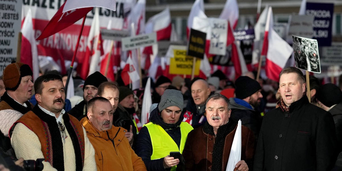 Protest zwolenników PiS w centrum Warszawy.