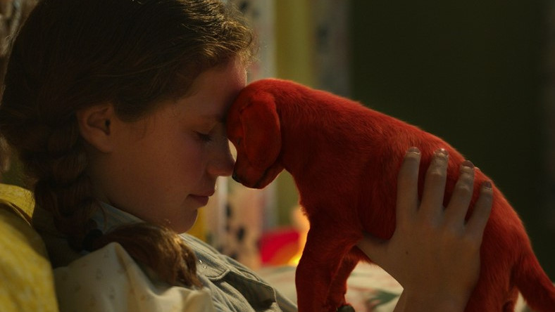 Kadr z filmu „Clifford Wielki Czerwony Pies”