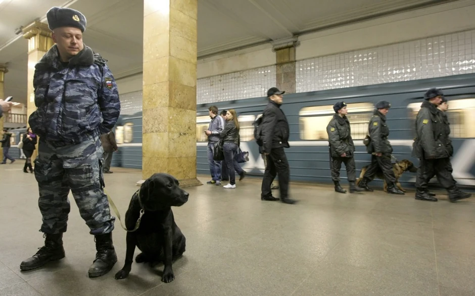 Policijska patrola u moskovskom metrou 29. marta 2010.
