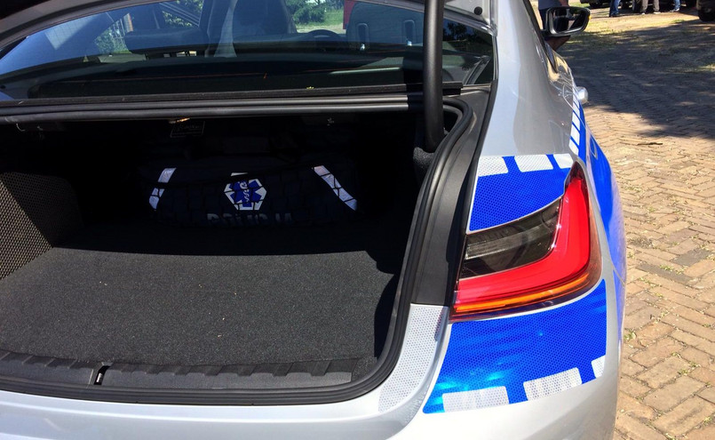 BMW serii 3 sedan najnowszej generacji jako oznakowany radiowóz polskiej policji drogowej