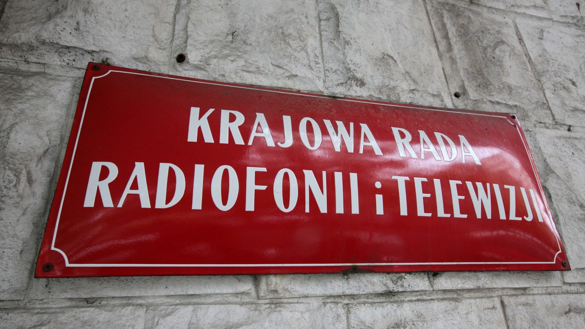 KRRiT krytycznie oceniła dwie audycje radiowej "Trójki" - autorstwa Wojciecha Reszczyńskiego i Tomasza Sakiewicza. Za szczególnie naganny uznała brak równowagi w prezentowaniu poglądów. Szef KRRiT domaga się od prezesa Polskiego Radia działań naprawczych.