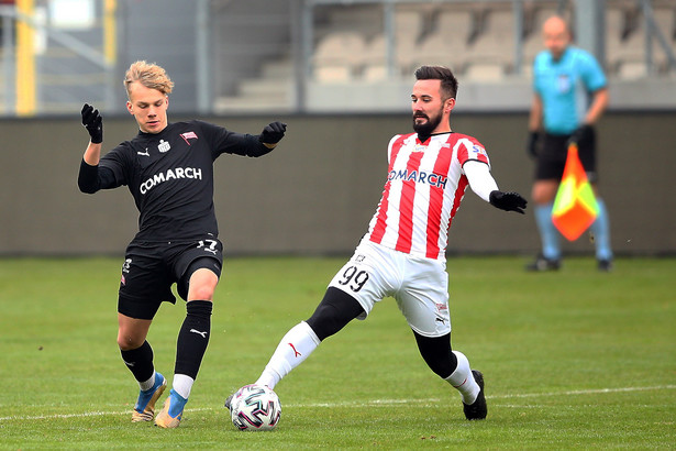 Piłkarz Cracovii I Tomas Vestenicky (P) i Jakub Wojtysko (L) z Cracovii II podczas tradycyjnego treningu noworocznego w Krakowie