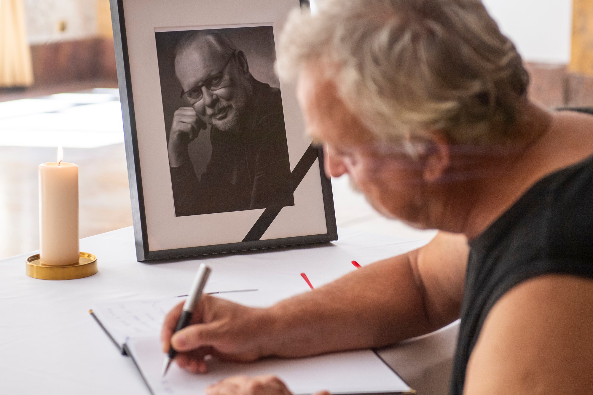 Kondolenčná kniha na pamiatku zosnulého hudobníka Vaša Patejdla v  Dvorane Ministerstva kultúry SR.