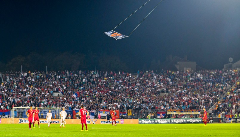 Skandal na meczu w Belgradzie. Zdalnie sterowany obiekt latający z flagą wywołał awanturę