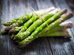 Niemcy nie zbiorą szparagów? "Bez Polaków się nie da"