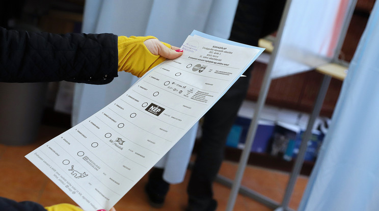 Szavazólap Békéscsabán, az országgyűlési választáson és gyermekvédelmi népszavazáson 2022. április 3-án. A békés megye 1-es számú választókerületben a legtöbb, 11 jelölt indult, itt használják a legnagyobb szavazólapot. / Fotó: MTI/Lehoczky Péter