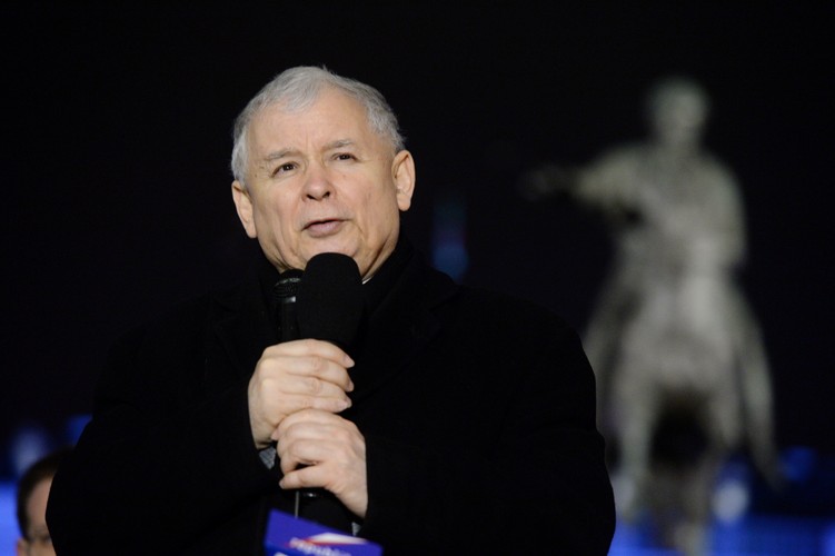 Prezes PiS Jarosław Kaczyński przemawia podczas uroczystości przed Pałacem Prezydenckim w Warszawie