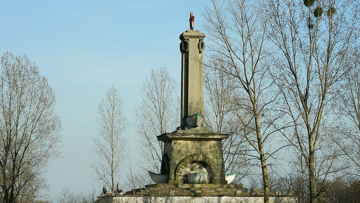 Opolskie: nieznani sprawcy próbowali zniszczyć pomnik Żołnierzy Radzieckich w Mikolinie