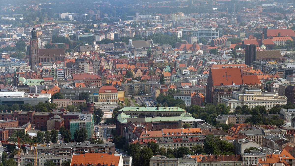 Straż Pożarna we Wrocławiu ze względów bezpieczeństwa nie zezwoliła na otwarcie tarasu widokowego w wieżowcu Sky Tower. Dopuściła jednak do użytku przeszklony punkt widokowy, który znajduje się piętro niżej – na 49. kondygnacji.