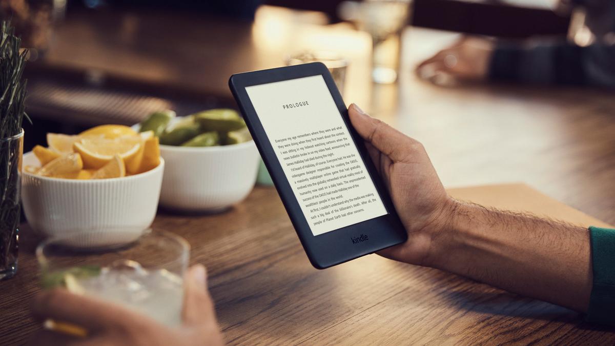 Amazon wypuszcza tani czytnik Kindle z doświetleniem