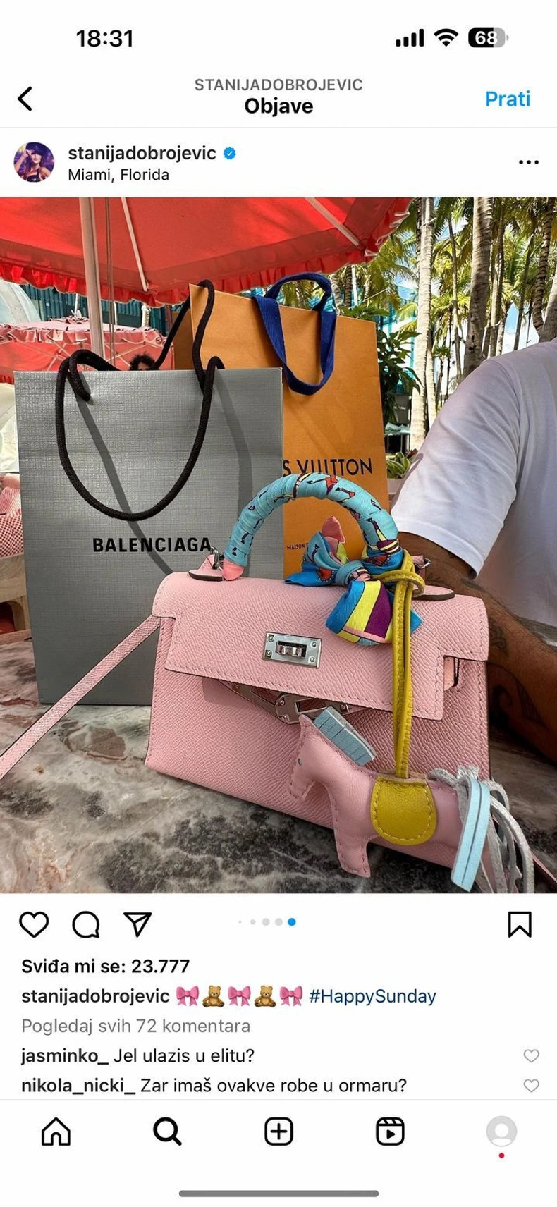 Asmin joj kupovao skromne poklone u malim kesama