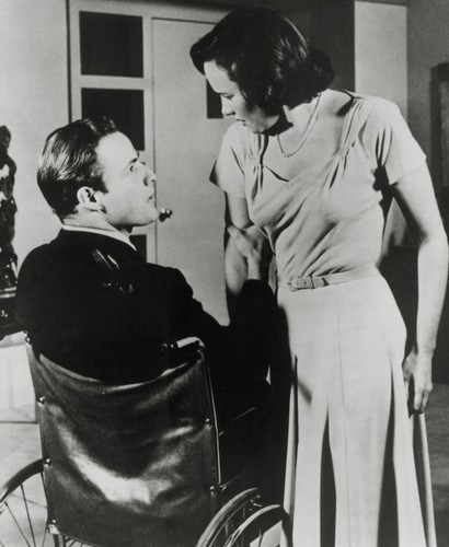 Teresa Wright i Marlon Brando 'Pokłosiu wojny'