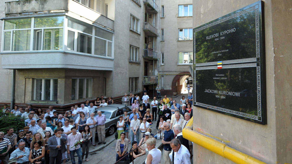 Polscy i ukraińscy przyjaciele Jacka Kuronia odsłonili we Lwowie poświęconą mu tablicę pamiątkową. Zawisła ona na ścianie kamienicy przy ulicy Stryjskiej 38, gdzie Kuroń się urodził i spędził pierwszych dziesięć lat swego życia.