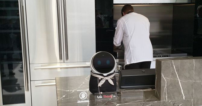 LG CLOi w jednej z licznych postaci - robot kuchenny z którym można rozmawiać i za pomocą którego można sterować na przykład piekarnikiem czy zmywarką.