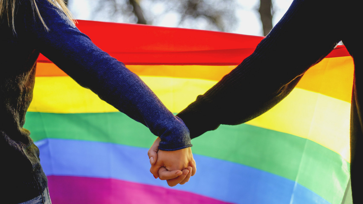 Urząd Stanu Cywilnego w Poznaniu i wojewoda wielkopolski odmówili parze lesbijek transkrypcji aktu urodzenia ich syna, wydanego w Wielkiej Brytanii. Wojewódzki Sąd Administracyjny właśnie uchylił te decyzje. To bardzo ważny wyrok, ponieważ to nie pierwsza taka sprawa w Polsce.