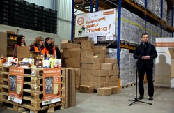 Paczka od prezydenta dla potrzebujących. Andrzej Duda w Banku Żywności. [FOTO]