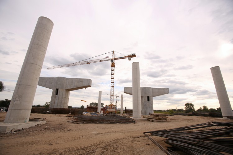 Najbardziej charakterystycznym i zarazem najtrudniejszym do wykonania odcinkiem nowej trasy jest przeprawa przez Wisłę. W ramach kontraktu powstaje most,  a w zasadzie dwa równoległe mosty o długości nieco ponad 700 m każdy.<br><br> fot. (zuz) PAP/Stanisław Rozpędzik
