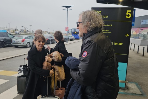(VIDEO) EMIR KUSTURICA NA AERODROMU SA SUPRUGOM Sa Majom je više od 40 godina u braku: Reditelj i njegova žena u sasvim opuštenom izdanju