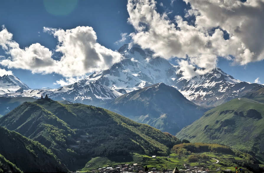 Stepancminda. Z widokiem na Kazbek.