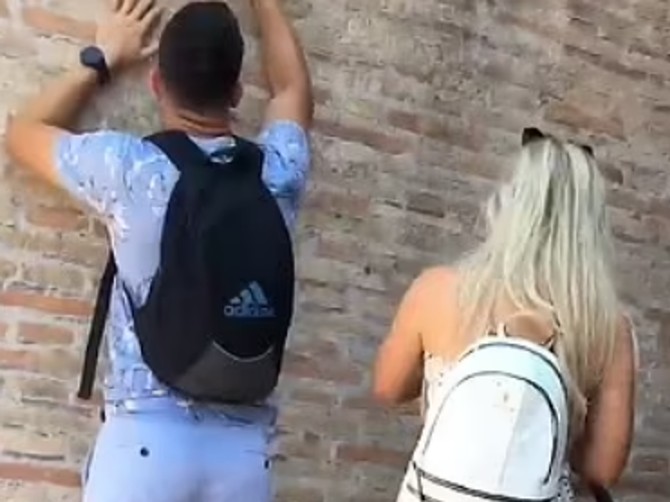 Otkriveno ko je turista koji je oštetio Koloseum - iz Bugarske je i radi kao fitnes trener!