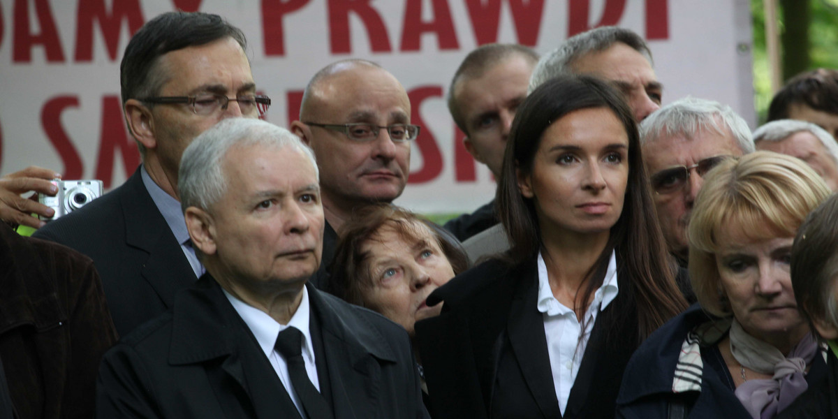 Marta Kaczyńska i Jarosław Kaczyński na pogrzebie Walentynowicz.