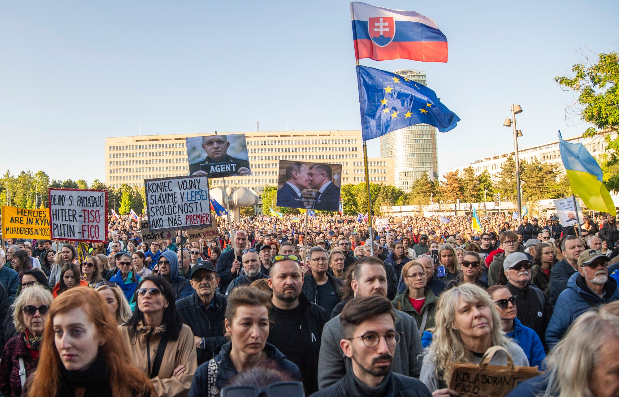 Protestné zhromaždenie Slovensko je Európa 9. mája 2025 na Námestí Slobody v Bratislave.