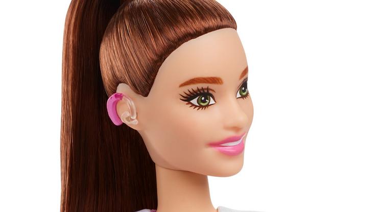 Hallókészülékes Barbie.