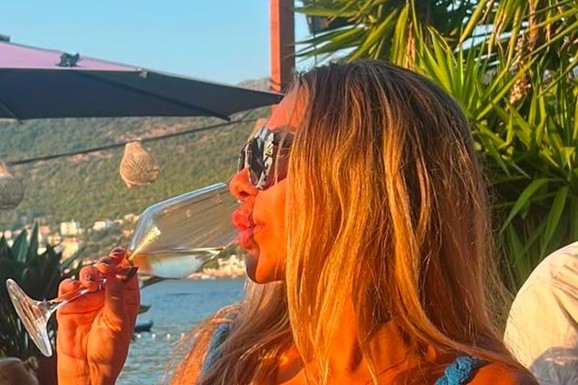 ZAVIRITE NA ANELIN 37. ROĐENDAN U DUBROVNIKU Ćerka najdraži gost! Tu je MAĆEHA STEFANA KARIĆA - na stolu i od ptice mleko, među zvanicama i učesnik Elite, a evo koga slavljenica DRŽI ZA RUKU (VIDEO)