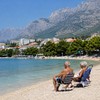 Stariji par na plaži - ilustracija