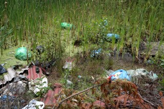 Nielegalnie porzucone odpady. Karani są ludzie, a nie firmy