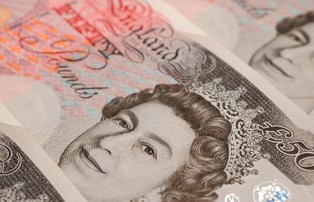 Brytyjski efekt domina. Funt kolejną ofiarą polityki Camerona